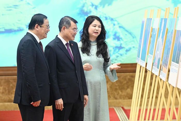 Hai Thủ tướng tham quan trưng bày ảnh về đất nước, con người, những dấu mốc trong lịch sử quan hệ đặc biệt, tình cảm anh em gắn bó thân thiết Việt Nam-Lào.