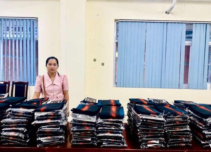  Hoàng Thị Bích Ngọc và hàng hóa vi phạm tại Cơ quan Cảnh sát điều tra. 