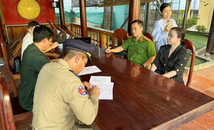 Cơ quan chức năng làm việc với đối tượng Tăng Trần Kim Phượng (áo đen).