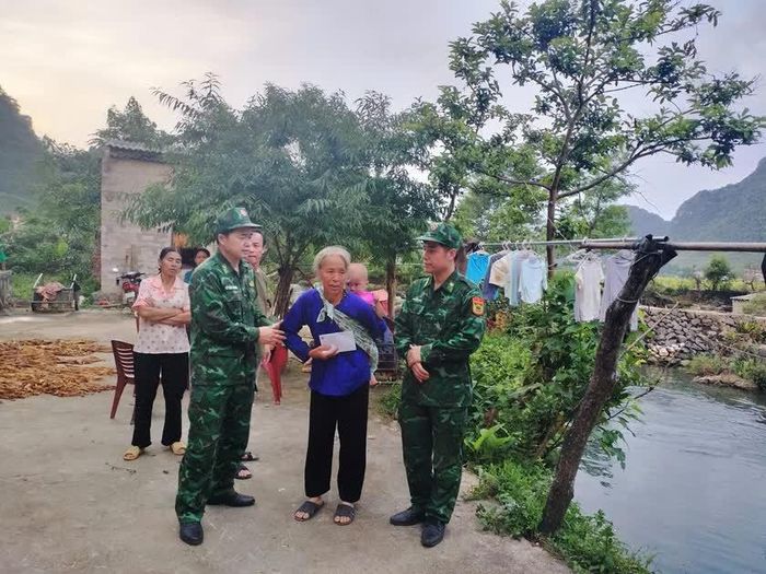 Đồn Biên phòng Ngọc Côn đã tổ chức thăm hỏi, động viên và trao số tiền hỗ trợ cho gia đình người bị nạn nhằm góp phần giúp gia đình khắc phục khó khăn, ổn định cuộc sống.