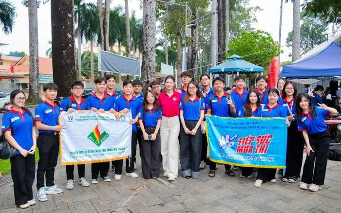 Nhiều nhân vật có sức ảnh hưởng tham gia cùng các sinh viên vào chương trình tình nguyện tiếp sức mùa thi 2026.