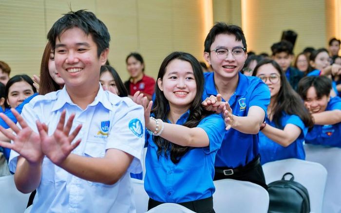 Sinh viên Trường Đại học Nguyễn Tất Thành ra quân chương trình tiếp sức mùa thi năm 2026. 