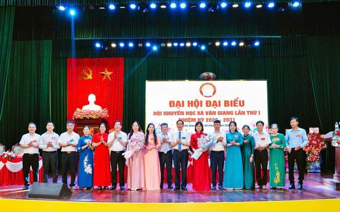 Lãnh đạo Hội Khuyến học tỉnh và lãnh đạo xã chúc mừng Ban Chấp hành Hội Khuyến học xã Văn Giang, nhiệm kỳ 2026 – 2031.
