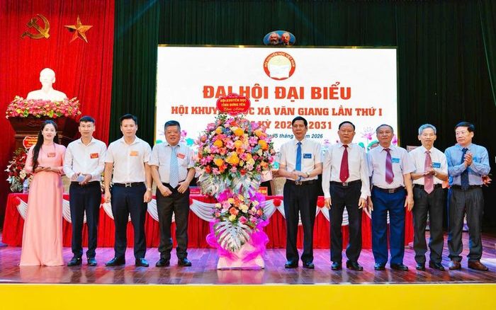 Lãnh đạo Hội Khuyến học tỉnh Hưng Yên tặng hoa chúc mừng Đại hội.