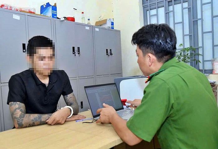 Công an xã làm việc với các đối tượng về hành vi mua bán trái phép chất ma túy. Ảnh: CAĐN