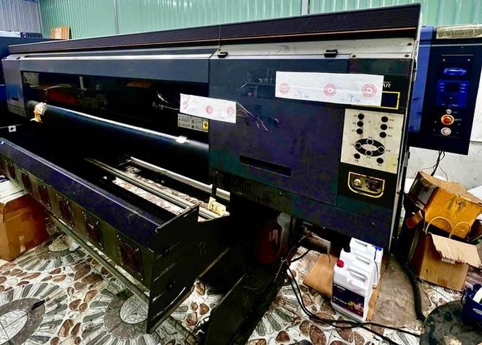 Hình ảnh về xưởng sản xuất của Hoàng Thị Bích Ngọc bao gồm máy in cuộn nhiệt, máy ép vải, nhà xưởng, kho chứa hàng. Ảnh: CATPHCM