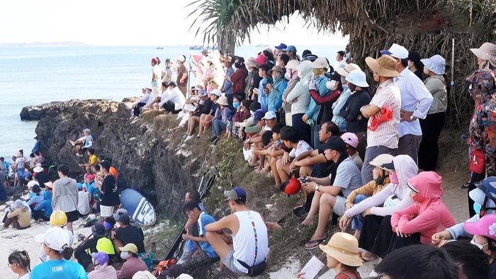 Đông đảo du khách đến xem lễ hội.