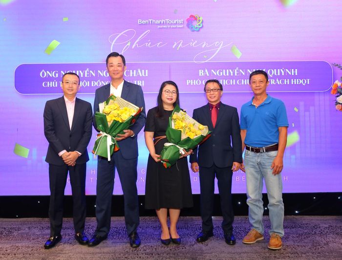 Đại diện HĐQT tặng hoa chúc mừng các thành viên mới.