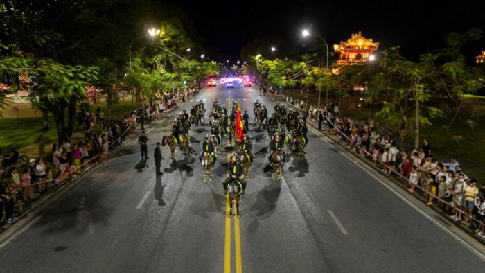 Biểu diễn kỵ binh trên đường phố Huế.