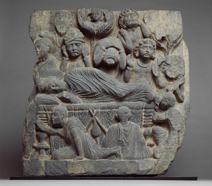 Cảnh đức Phật nhập Niết-bàn trong nghệ thuật Gandhara.(Bảo tàng Nghệ thuật Metropolitan, thuộc phạm vi công cộng).