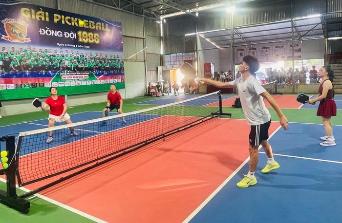 Các vận động viên tranh tài sôi nổi với nhiều pha bóng đẹp mắt.