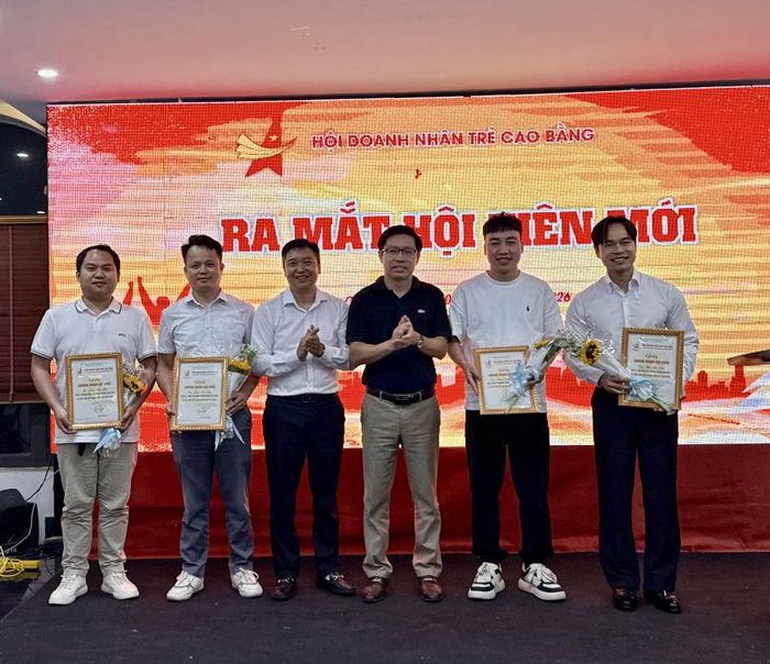 Đồng chí Vũ Khắc Quang, Ủy viên Ban Thường vụ Tỉnh ủy, Phó Chủ tịch Thường trực Ủy ban MTTQ tỉnh tặng hoa chúc mừng các hội viên mới.