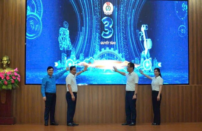 Các đại biểu tại điểm cầu tỉnh cùng thực hiện nghi thức phát động phong trào thi đua “Lao động giỏi, năng suất cao, thu nhập tốt”.