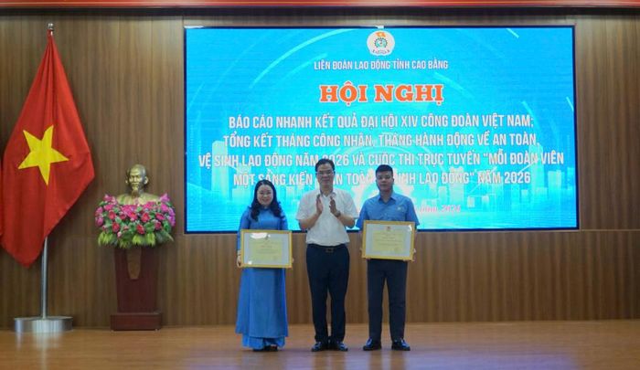 Phó Bí thư tỉnh ủy, Chủ tịch MTTQ tỉnh Vũ Hồng Quang trao tặng Bằng khen của Tổng Liên đoàn Lao động Việt Nam cho tập thể, cá nhân có thành tích xuất sắc trong phong trào thi đua năm 2025.
