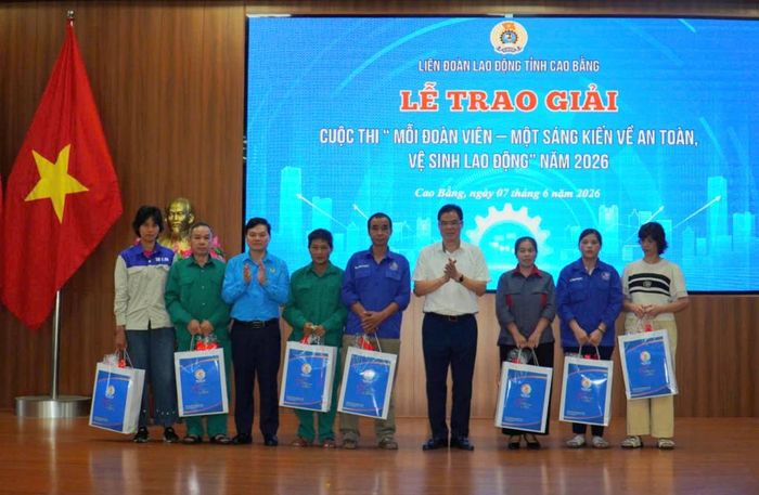 Trao quà từ Chương trình “Những món quà từ Đại hội XIV Công đoàn Việt Nam” cho đoàn viên, công nhân lao động mắc bệnh hiểm nghèo.