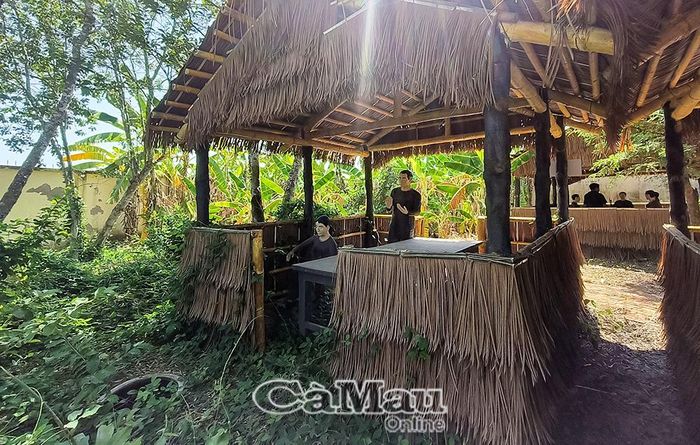 Xung quanh khu căn cứ xưa là hệ thống hơn 20 căn hầm bí mật, nơi từng che giấu biết bao cán bộ, chiến sĩ chiến đấu quên mình vì độc lập, tự do.