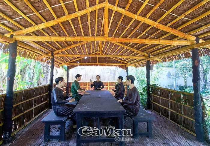 Một góc tái hiện khung cảnh hội họp và làm việc bên trong khu căn cứ, với các mô hình cán bộ, chiến sĩ đang thảo luận, gợi lại một thời kỳ gian khổ nhưng anh hùng.