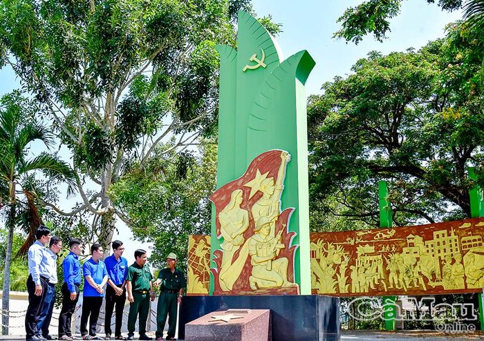 Tại chân tượng đài tưởng niệm, các thế hệ đi trước và tuổi trẻ xã Châu Thới cùng ôn lại lịch sử cách mạng hào hùng của quê hương.