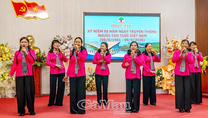 Chương trình văn nghệ "cây nhà lá vườn" của người cao tuổi, mở đầu buổi họp mặt.