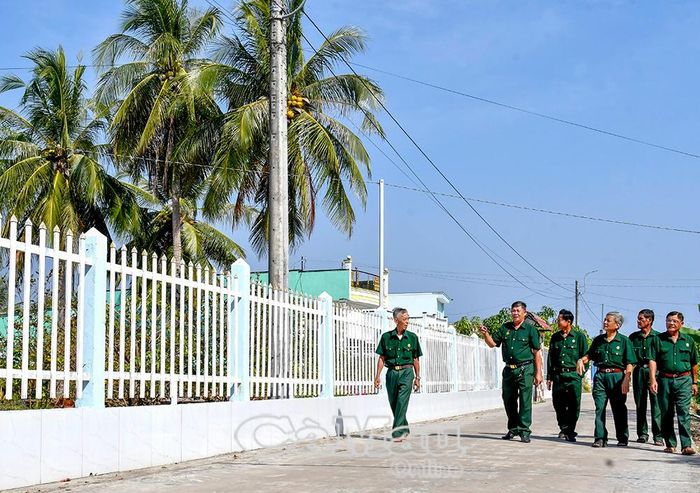 Cựu chiến binh Khóm 23, phường An Xuyên, gương mẫu đi đầu trong các phong trào cách mạng tại địa phương, lan tỏa nét đẹp cống hiến trong cộng đồng dân cư.