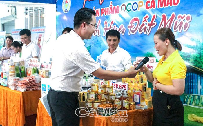 Các chủ thể OCOP phấn khởi hợp tác cùng MC trong phiên chợ và phiên livestream để quảng bá sản phẩm đến người tiêu dùng.