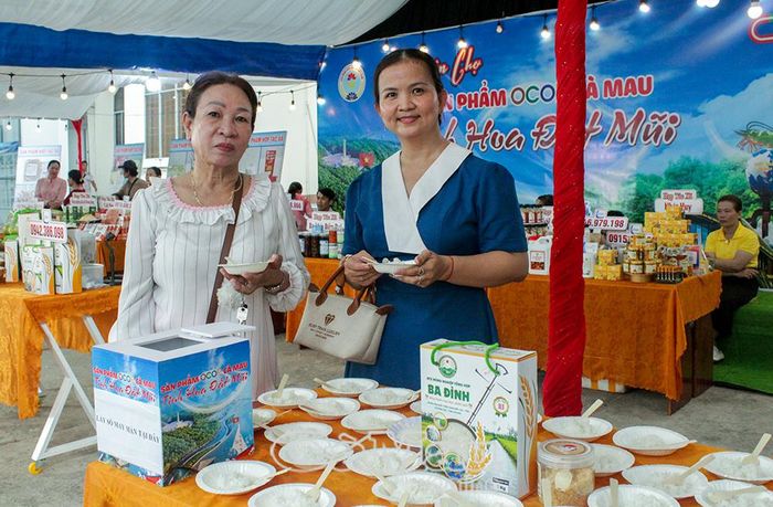 Khách tham quan thưởng thức gạo Ba Đình được nấu và trưng bày tại phiên chợ.