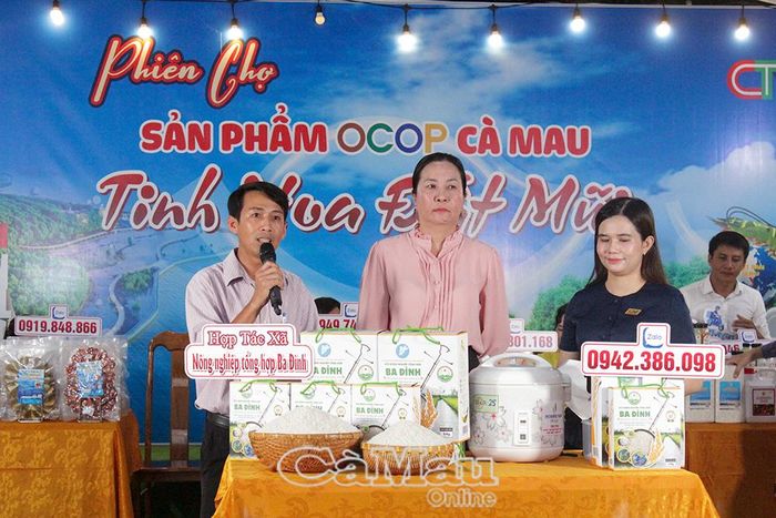 MC Thúy Duy giao lưu cùng các cùng các hợp tác xã OCOP tại Cà Mau để giới thiệu sản phẩm đến người xem.