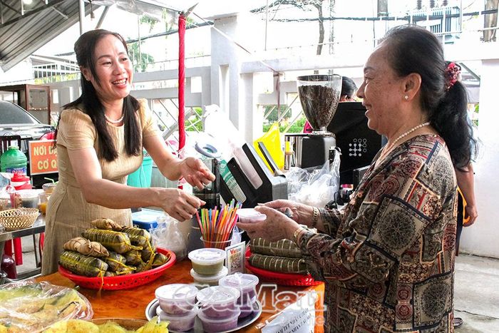 Món chè bồn bồn cũng được khách tham quan ưa chuộng.