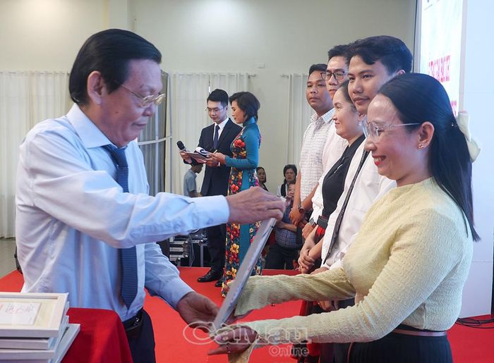 Nhà báo Trịnh Hồng Nhi đại diện nhóm tác giả nhận giải Ba loại hình phát thanh.