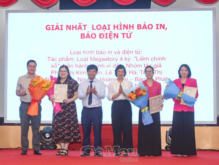 Loạt megastory 4 kỳ “Liêm chính số: Nền hành chính vì dân” của Báo và phát thanh, truyền hình Đồng Nai đoạt giải Nhất loại hình báo in - báo điện tử. Ảnh: HUỲNH DU, Báo Pháp luật TP Hồ Chí Minh.