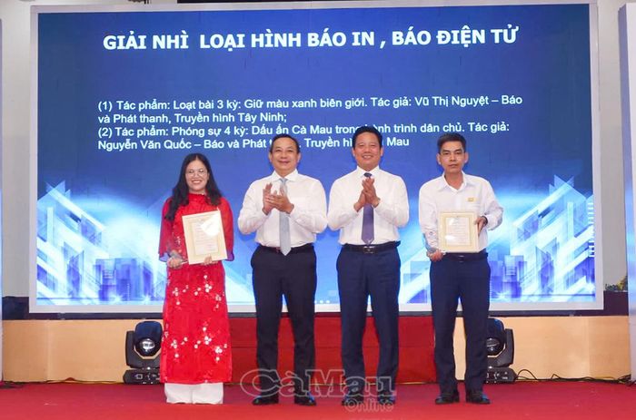 Nhà báo Nguyễn Văn Quốc (bìa phải), Báo và phát thanh, truyền hình Cà Mau nhận giải Nhì loại hình báo in - báo điện tử. Ảnh: HUỲNH DU, Báo Pháp luật TP Hồ Chí Minh.