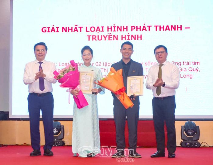 Lãnh đạo Hội Nhà báo Việt Nam và lãnh đạo tỉnh Tây Ninh trao giải Nhất loại hình phát thanh - truyền hình cho nhóm tác giả tác phẩm “Hồi sinh sự sống từ những trái tim nhân ái” của Báo và phát thanh, truyền hình Vĩnh Long. Ảnh: HUỲNH DU, Báo Pháp luật TP Hồ Chí Minh.