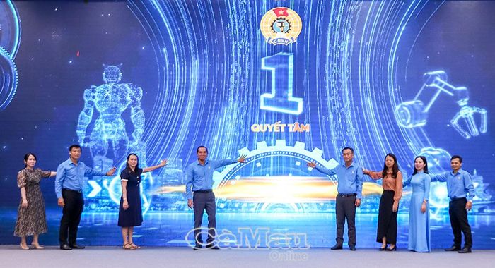 Lãnh đạo tỉnh và đại biểu tại điểm cầu tỉnh Cà Mau thực hiện nghi thức phát động phong trào thi đua “Lao động giỏi, năng suất cao, thu nhập tốt”.