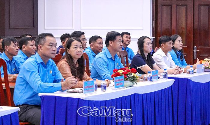 Phó Chủ tịch Ủy ban MTTQ Việt Nam tỉnh Cà Mau Nguyễn Văn Khởi (hàng đầu, bìa trái) và các đại biểu dự hội nghị tại điểm cầu Cà Mau.