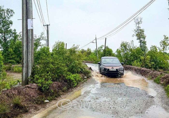 Xe ô tô di chuyển khó khăn vì không lường trước được độ sâu của các hố nước.