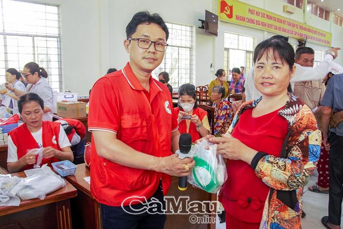 Cấp thuốc miễn phí cho bà con điều trị bệnh.