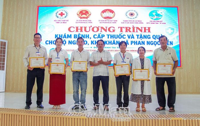 Ông Nguyễn Đăng Khoa, Phó Trưởng phòng Văn hóa - Xã hội Xã Phan Ngọc Hiển, thay mặt UBND xã trao thư cảm ơn các nhà tài trợ.