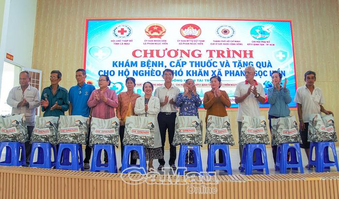 Bác sĩ CKII Nguyễn Thị Kim Loan, Chủ nhiệm Câu lạc bộ Vì sức khỏe cộng đồng Thành phố Hồ Chí Minh, cùng ông Nguyễn Huy Thành, Phó Chủ tịch Ủy ban MTTQ Việt Nam Xã Phan Ngọc Hiển, Bí thư Xã đoàn, trao quà cho bà con.