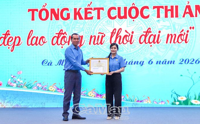 Chủ tịch LĐLĐ tỉnh Lý Công Bắc trao giải Nhất cuộc thi cho đoàn viên Bùi Kim Bé, Công đoàn cơ sở Phòng khám Đa khoa Hồng Phúc Cà Mau (trực thuộc Công đoàn Phường Lý Văn Lâm).