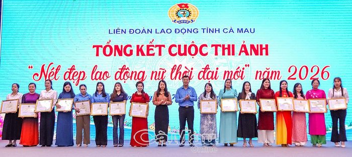 Ban tổ chức trao thưởng cho các cá nhân đạt giải Khuyến khích.