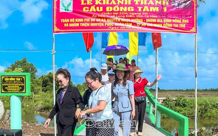  Cây cầu có chiều dài 22 m, rộng 2 m, tải trọng 1,5 tấn.