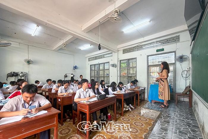 Song song với ôn luyện kiến thức, giáo viên thường xuyên nhắc nhở học sinh lớp 12 về việc nghiêm túc chấp hành quy chế thi.