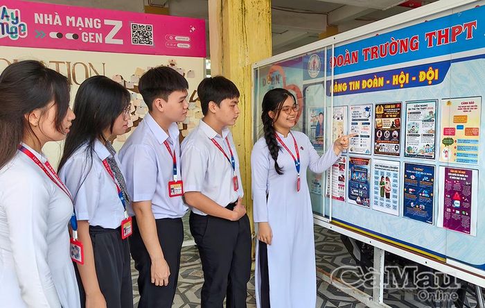 Học sinh lớp 12 Trường THPT Hồ Thị Kỷ (phường An Xuyên) tìm hiểu quy chế thi, quy định về các vật dụng không được đem vào phòng thi.