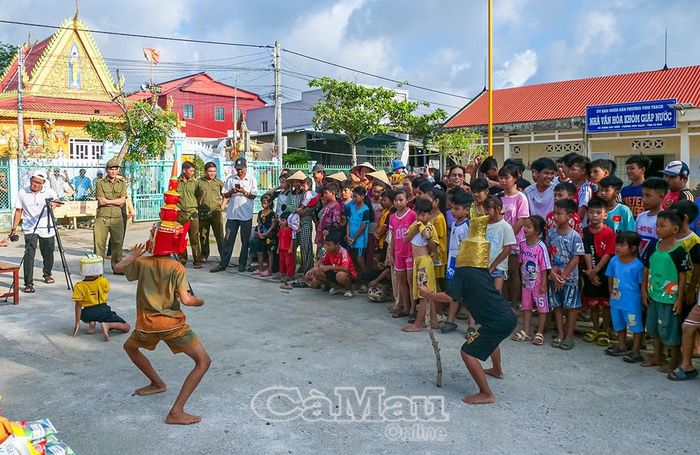 Trẻ em dân tộc Khmer biểu diễn các tiết mục văn nghệ mang đậm bản sắc văn hóa dân tộc, tại chương trình “Đi cùng em”.