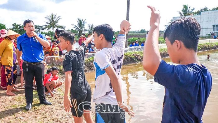 Anh Trần Phạm Hoàng Long, Phó Chủ tịch Ủy ban MTTQ Việt Nam phường Vĩnh Trạch, Bí thư Phường đoàn, hướng dẫn kỹ năng bơi cho thanh thiếu niên dân tộc Khmer.