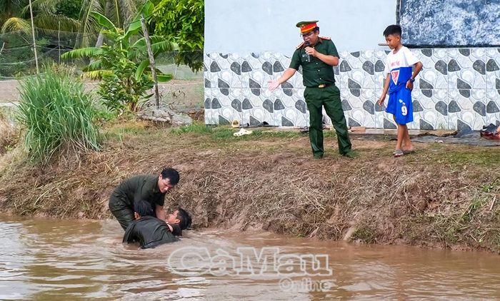 Đại úy Mã Quốc Quang, Phó Bí thư Phường đoàn Vĩnh Trạch, trực tiếp hướng dẫn kỹ năng sơ cứu, cấp cứu người bị đuối nước.