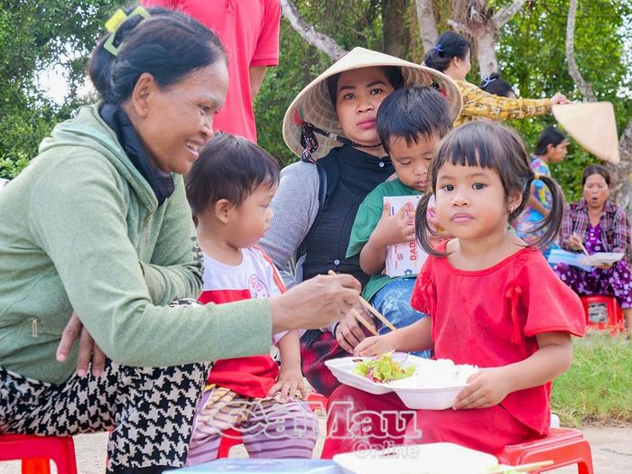 Trẻ em khóm Giáp Nước