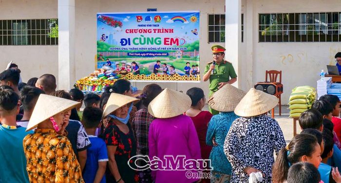 Đại úy Mã Quốc Quang, Phó Bí thư Phường đoàn Vĩnh Trạch tuyên truyền kỹ năng số cho thiếu nhi và người dân.