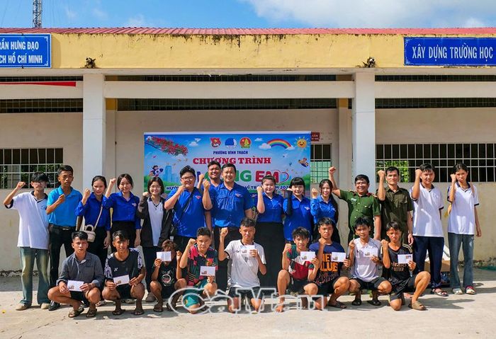 Phường đoàn Vĩnh Trạch tặng quà khích lệ các em học bơi để phòng, chống đuối nước.