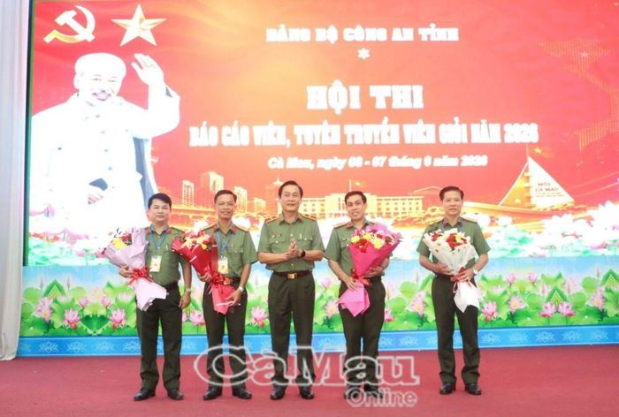Thiếu tướng Hồ Việt Triều, Ủy viên Ban Thường vụ Tỉnh ủy, Bí thư Đảng ủy, Giám đốc Công an tỉnh, tặng hoa Ban tổ chức, Ban giám khảo hội thi.